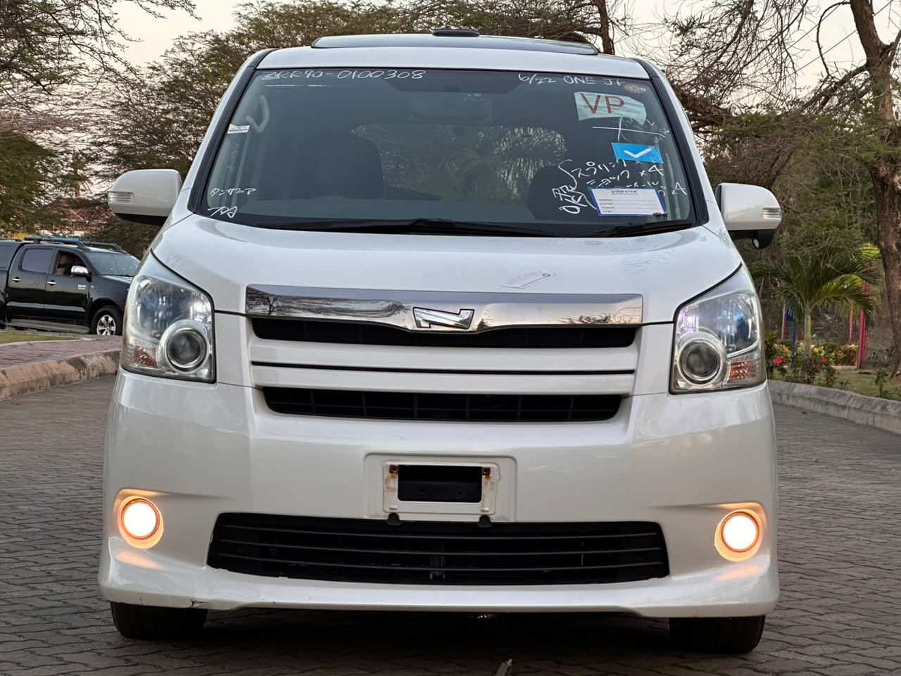 TOYOTA NOAH